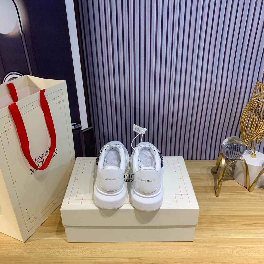 👟👟Ex-factory price 560👟👟Snake pattern professional McQueen factory. Top version. Couple model Alexander McQUEEN high version has been upgraded to the highest quality again✅.McQueen dad shoes 💪McQueen spring, summer, autumn and winter top version purchasing agent level✅ Recruiting national online and offline agents to join🤝 🏆Fabric: Original materials imported from Italy. Texture, water-resistant and non-discoloring 🏆Inner lining: ️A-grade Italian imported lining resistant to dirt, sweat-absorbent, breathable and comfortable 🏆Foot pads: top-grade imported Italian super-soft cowhide leather 🏆Outsole: PU+counter 1:1 🏆Shoe box: original white box. Plus white flip cover for double-layer protection. Cloth bag. Handbag. Certificate of 1:1 mold opening, 4-piece set. Delivered with a pair of shoelaces. 🖕🏿🖕🏿🖕🏿You can choose any pair of shoelaces in any color of our factory 🏆Code number: women’s 34-41. men’s 38-46 🏆Special remarks (women’s size 34.40.41, men’s size 38.45.46 is customized, no returns or exchanges) Win-win cooperation🤝